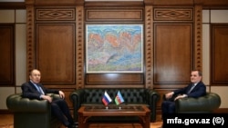 Главы МИД России и Азербайджана - Сергей Лавров (слева) и Джейхун Байрамов