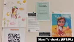 Дитячі малюнки в офісі організації Help Ukraine Gothenburg. Гетеборг, Швеція