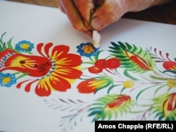 Наталья Рыбак использует обернутую ватой спичку, рисуя цветок