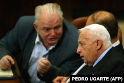 تومی لاپید (چپ) در کنار شارون در یکی از نشست‌های کنست در ژوئن ۲۰۰۴