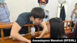 Обвиняемый по делу о январских событиях Алибек Иманбеков обращается к жене после оглашения приговора в суде. 11 июля 2022 года