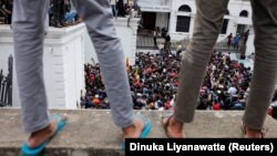 Шри-Ланканын президентинин резиденциясын ээлеп алган демонстранттар. Иллюстрациялык сүрөт.