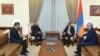 Министр иностранных дел Армении Арарат Мирзоян (справа) принимает секретаря западного направления МИД Индии Санджая Вермана, Ереван, 4 июля 2022 г.
