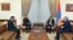 Министр иностранных дел Армении Арарат Мирзоян (справа) принимает секретаря западного направления МИД Индии Санджая Вермана, Ереван, 4 июля 2022 г.
