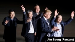 Президент Дональд Трамп Түндүк Корея камактан бошоткон үч америкалыкты аэропорттон тосуп алган учур. 10-май, 2018-жыл.