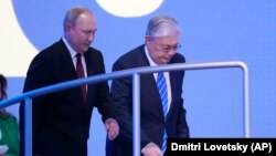 Қазақстан президенті Қасым-Жомарт Тоқаев (оң жақта) және Ресей басшысы Владимир Путин Санкт-Петербургтегі экономика форумында. 17 маусым 2022 жыл.  