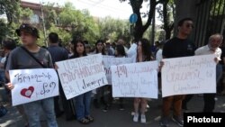 Բողոքի ակցիա Ազգային ժողովի շենքի մոտ