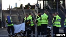 Данські рятувальники прибули до торгового центру Fields після того, як поліція повідомила про стрілянину, Копенгаген, Данія, 3 липня 2022 року