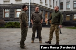 Президент Володимир Зеленський, голова ОП Андрій Єрмак та головнокомандувас ЗСУ Валерій Залужний. Банкова. Квітень 2022 року