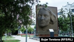 مجسمۀ یادبود «قهرمان» در در کوزوو به‌یاد زنانی که در طول جنگ قربانی خشونت جنسی شدند