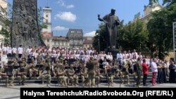 Львовта Тарас Шевченко һәйкәле янындагы мәйданда хор һәм хәрби оркестр "Ой, у лузі червона калина" җырын башкара. Аларга дөньяның 47 иленнән украиннар һәм чит ил кешеләре кушылып, чарада барлыгы меңнән артык кеше катнашты. 28 июнь 2022