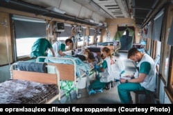 У медичному потязі медики надають допомогу