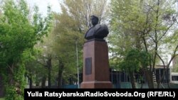 Тепер пам’ятник демонтує районна влада