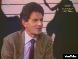 Polşa kommunist rejimindən qurtulandan sonra Kosinski Polşa televiziyasına müsahibə verir, 1989