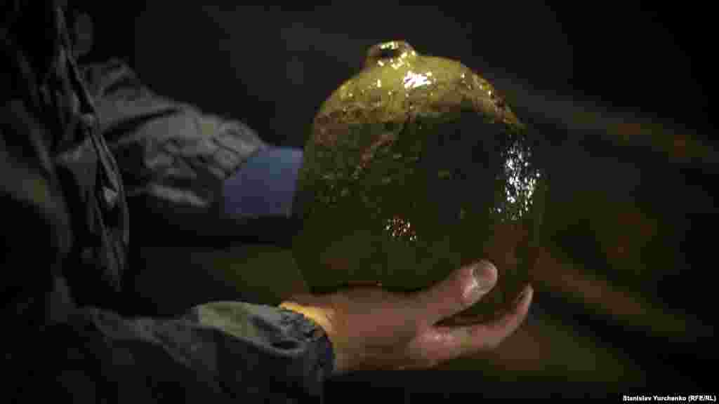 У товщі мулу часом можна знайти найбільш незвичайні речі. За словами екскурсовода, цей предмет &ndash; ні що інше, як артилерійське ядро позаминулого століття.