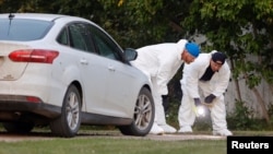 Ոստիկանության դատաբժշկական խումբը հետաքննում է հանցագործության վայրը, Կանադա, 4-ը սեպտեմբերի, 2022թ