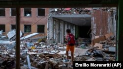 Розбомблена російською авіацію школа у Чернігові. В Чернігові РФ завдала руйнувань 27 школам, 37 дитячим садочкам, 4 лікарням