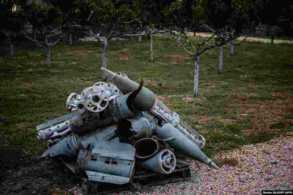 На додаток до колекції стародавніх глеків, знайдених у його винограднику, Магаляс тепер має ще й купу гільз від заборонених касетних бомб, які впали з неба