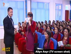 В знак благодарности за денежный подарок женщины прикладывают сертификат к лицу