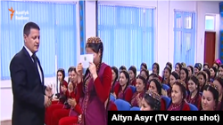 Традиционно граждане Туркменистана, получая уведомление о денежном подарке от президента, в знак благодарности прикладывают его к лицу. 