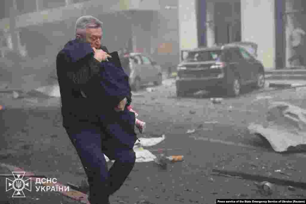 У Хакрові впізнали ким був чоловік, який серед перших кинувся виносити дітей із дитячого садочка, атакованого російською армією. Це генерал-майор цивільного захисту Олександр Волобуєв. Він пройшов шлях від пожежного до начальника ДСНС Харківщини. Посаду обіймав із 2015 по 2023 рік. Йому 67 років, він на пенсії.