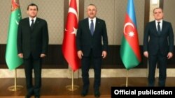 Ankara. Türkmenistanyň, Türkiýäniň we Azerbaýjanyň daşary işler ministrleri Raşid Meredow, Mewlüt Çawuşoglu we Jeýhun Baýramow. Türkmen DIM-niň fotosuraty