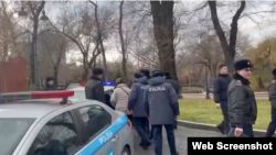 Задержания у площади Астана в Алматы в день досрочных выборов президента Казахстана. 20 ноября 2022 года
