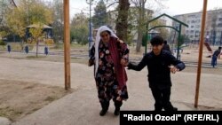 Бабушка ведет Зохира в школу