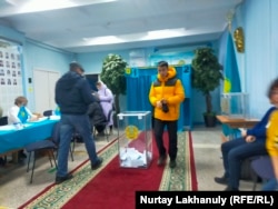 Қонаев қаласындағы 952-сайлау учаскесіне дауыс беруге келген адамдар. Алматы облысы, 20 қараша 2022 жыл.