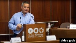 خالد کبوب در یک سخنرانی در دانشگاه تل‌آویو