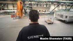 В сборочном цехе завода Siemens, выпускающем электропоезда