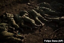 Тела 11 российских военных в селе Ольховка под Харьковым, 9 мая 2022 года.