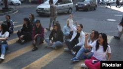Armenia - Opposition supporters block a street in Yerevan, May 17, 2022.