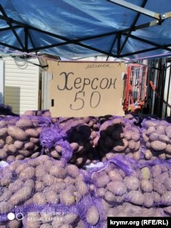 Продукти з окупованої російськими військами частини Херсонської області на ринку в окупованій Росією українській Керчі, Крим, травень 2022 року