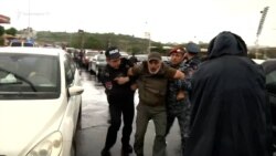 Ոստիկանությունը կանգնեցնում է ավտոերթը, 90-ից ավելի բերման ենթարկված կա