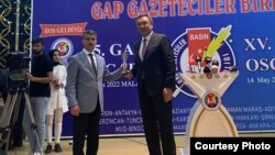 Кубанычбек Өмүралиевге "эң ийгиликтүү дипломат" сыйлыгын тапшыруу учуру. 