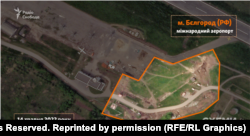 Сліди від проїзду автомобільної техніки у східній частині аеропорту Бєлгород