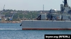 Рельєфні літери назви корабля «Цезар Куніков» проглядаються крізь сіру фарбу