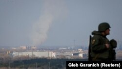 یکی از نیروهای گارد ملی اوکراین در مرکز کی‌یف در روز جمعه ششم اسفند