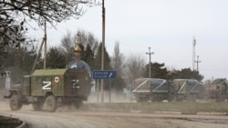 Армянски бистәсе янында "Z" дип тамгаланган Русия хәрби машиналары, 24 февраль 2022