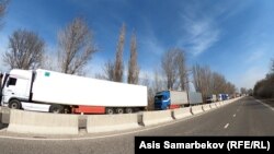 Кыргыз-казак чек арасында кезек күткөн фуралар.  2021-жыл. Архивдик сүрөт. 