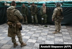 Одні з перших полонених під час повномасштабного вторгнення Росії в Україну – бойовики угруповання «ЛНР» у містечку Щастя на Луганщині, 24 лютого 2022 року