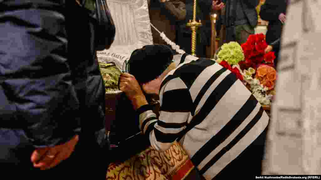 ...внаслідок смертельного осколкового поранення, яке отримав під час артилерійського обстрілу позицій ЗСУ російські гібридними силами.&nbsp; 