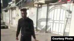 عکسی که از مرد جوان اهوازی در حالی که سر بریده کودک-همسرش را به دست دارد در رسانه‌ها منتشر شده است
