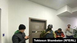 Журналист Болот Темиров менен төкмө акын Болот Назаров баңгизатка байланыштуу айыпталып кармалып, нааразылык акциялардан кийин үй камагына чыгышкан.