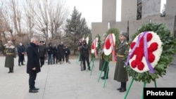 Armenia - Deputy Prime Minister Mher Grigorian lays a wreath at the Yerablur Military Pantheon, Yerevan, January 28, 2022.