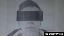 Марат Авасбеков (Доулбек) Орусияда кармалган учурда. 2020-жыл. (Милициянын сүрөтү)