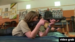 Жительки Чернігова на тренуванні зі стрільби в тирі однієї з місцевих шкіл