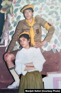 منیژه سلیمی در نمایش «مأموریت حساس» اجرا شده در سال ۵۹، در سالن چارسوی تئاتر شهر