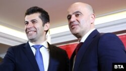 Bulgarian Prime Minister Kiril Petkov (left) and North Macedonia's prime minister, Dimitar Kovacevski, met in Skopje on January 18.